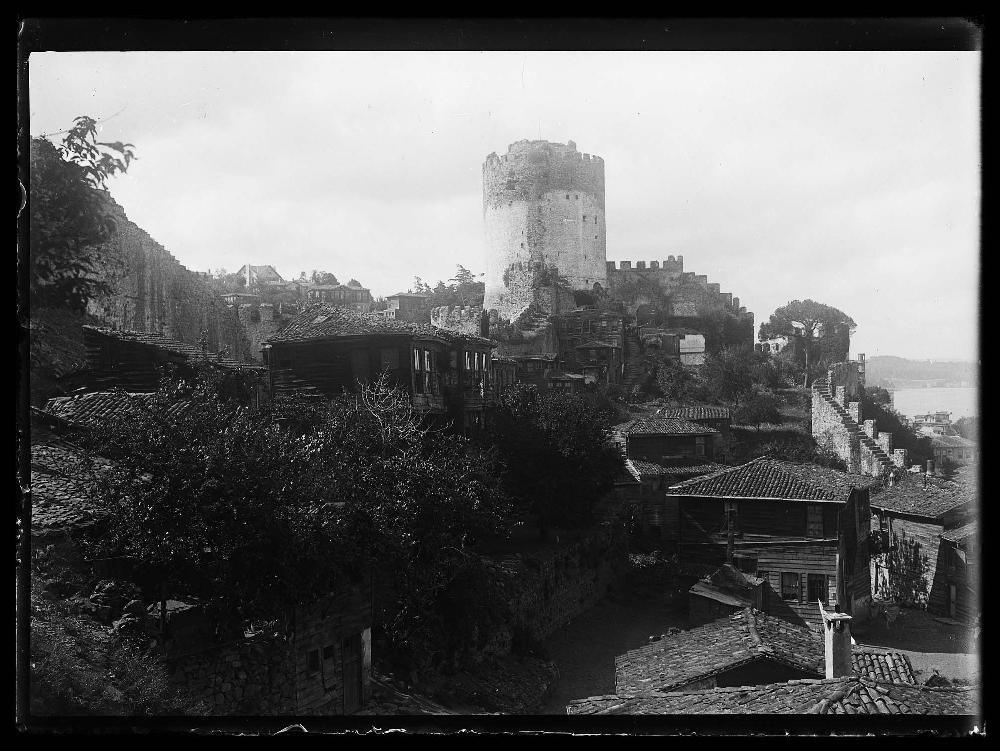 L’intérieur du château et la tour A, vue en contrebas